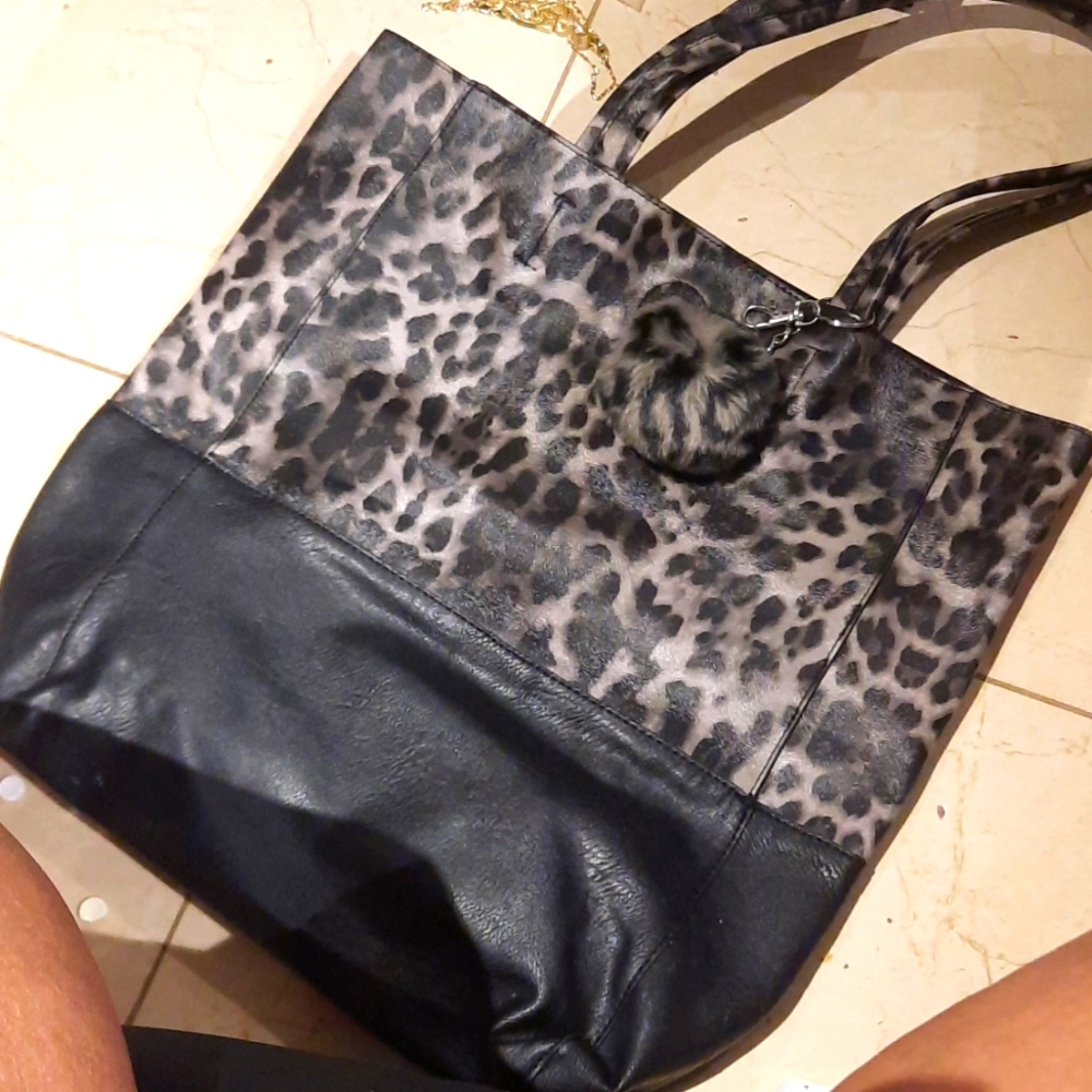 NWT LEOPARD 🐆 PRINT LARGE TOTE BAG AND POMPOM KEYFOB
